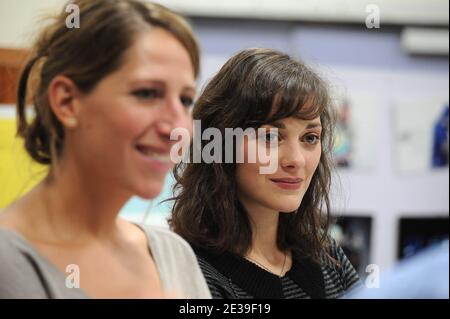 Le marin français Maud Fontenoy, l'actrice Marion Cotillard lance le programme éducatif de l'association Maud Fontenoy 'saurons la biodiversité' au Collège Valmy de Paris, France, le 8 octobre 2010. Photo de Giancarlo Gorassini/ABACAPRESS.COM Banque D'Images