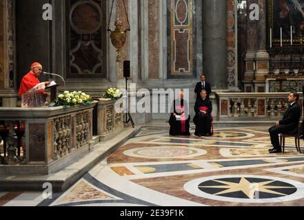 Le président français Nicolas Sarkozy est photographié lors du discours du cardinal français Jean-Louis Tauran lorsqu'il visite la basilique Saint-Pierre dans l'État de la Cité du Vatican, en Italie, le 8 octobre 2010, après sa rencontre avec le pape Benoît XVI Photo par Eric Vandeville/ABACAPRESS.COM Banque D'Images