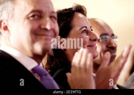 Leader socialiste français et président du Conseil régional Poitou-Charente Segolène Royal et député socialiste français et ancien Premier ministre français Laurent Fabius assiste à la Convention nationale du Parti socialiste à la Défense, près de Paris, le 9 octobre 2010. Photo de Stephane Lemouton/ABACAPRESS.COM Banque D'Images