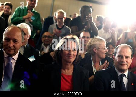 Leader socialiste français et président du Conseil régional Poitou-Charente Segolène Royal et député socialiste français et ancien Premier ministre français Laurent Fabius et député socialiste français Jean-Christophe Cambadelis assistent à la Convention nationale du Parti socialiste à la Défense, près de Paris, France, le 9 octobre 2010. Photo de Stephane Lemouton/ABACAPRESS.COM Banque D'Images