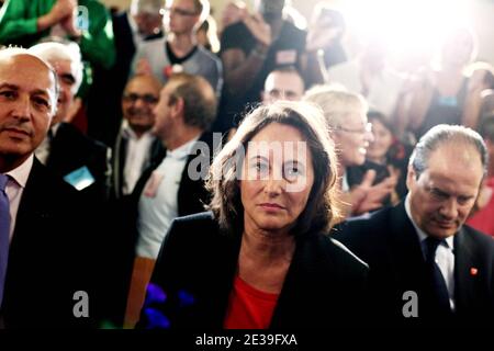 Leader socialiste français et président du Conseil régional Poitou-Charente Segolène Royal et député socialiste français et ancien Premier ministre français Laurent Fabius et député socialiste français Jean-Christophe Cambadelis assistent à la Convention nationale du Parti socialiste à la Défense, près de Paris, France, le 9 octobre 2010. Photo de Stephane Lemouton/ABACAPRESS.COM Banque D'Images
