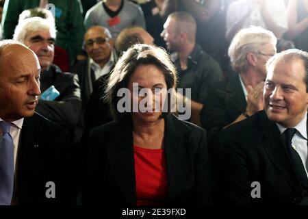 Leader socialiste français et président du Conseil régional Poitou-Charente Segolène Royal et député socialiste français et ancien Premier ministre français Laurent Fabius et député socialiste français Jean-Christophe Cambadelis assistent à la Convention nationale du Parti socialiste à la Défense, près de Paris, France, le 9 octobre 2010. Photo de Stephane Lemouton/ABACAPRESS.COM Banque D'Images