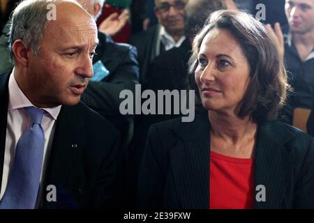 Leader socialiste français et président du Conseil régional Poitou-Charente Segolène Royal et député socialiste français et ancien Premier ministre français Laurent Fabius assistent à la Convention nationale du Parti socialiste à la Défense, près de Paris, le 9 octobre 2010. Photo de Stephane Lemouton/ABACAPRESS.COM Banque D'Images