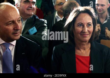 Leader socialiste français et président du Conseil régional Poitou-Charente Segolène Royal et député socialiste français et ancien Premier ministre français Laurent Fabius assistent à la Convention nationale du Parti socialiste à la Défense, près de Paris, le 9 octobre 2010. Photo de Stephane Lemouton/ABACAPRESS.COM Banque D'Images
