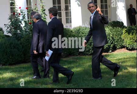 LE président AMÉRICAIN Barack Obama répond à la question d'un journaliste sur les panneaux solaires à la Maison Blanche. Réponse du président Obama : « ils sont en train d'être installés maintenant. » Le groupe se promo au Bureau ovale après une déclaration à la presse après une réunion sur l'impact économique des investissements dans les infrastructures sur les États et les communautés locales. (De gauche à droite : ancien secrétaire aux Transports Samuel Skinner, ancien secrétaire aux Transports Norman Mineta, secrétaire au Trésor Tim Geithner, président Barack Obama) dans le jardin des roses de la Maison Blanche à Washington DC, Etats-Unis, le 11 octobre Banque D'Images