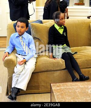 Francisco, un étudiant de première année du Bronx, New York, à gauche, Et Bianca, un jardin d'enfants de Harlem, New York, à droite, les étudiants du film ''Waiting for Superman'' s'assoient sur un canapé dans le bureau ovale de la Maison Blanche à Washington, D.C., après avoir été accueillis par le président américain Barack Obama le lundi 11 octobre 2010. Photo de Ron Sachs/ABACAPRESS.COM' Banque D'Images