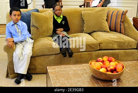 Francisco, un étudiant de première année du Bronx, New York, à gauche, Et Bianca, un jardin d'enfants de Harlem, New York, à droite, les étudiants du film ''Waiting for Superman'' s'assoient sur un canapé dans le bureau ovale de la Maison Blanche à Washington, D.C., après avoir été accueillis par le président américain Barack Obama le lundi 11 octobre 2010. Photo de Ron Sachs/ABACAPRESS.COM' Banque D'Images