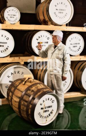 Le maître-distillateur et mélangeur Kimio Yonezawa produit du malt pur de Hatozaki et Hatozaki mélangé à la distillerie de sa famille à Akashi, au Japon. Banque D'Images