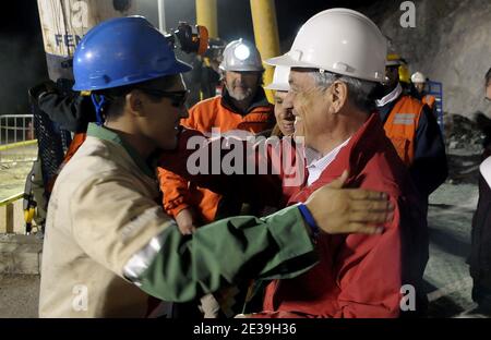 Le mineur bolivien, Carlos Mamani, le 4ème mineur à sauver, accueilli par le président chilien Sebastian Pinera après son sauvetage à la mine de San Jose, près de Copiapo, au Chili, le 13 octobre 2010. Photo de José Manuel de la Maza/Handout/ABACAPRESS.COM Banque D'Images