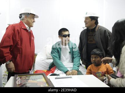 Le président chilien Sebastina Pinera et le président bolivien Evo Morales visitent le bolivien Carlos Mamani Solis après l'opération de sauvetage à San Jose mone, près de Copaipo, au Chili, le 13 octobre 2010/ photo d'Alex Ibanez/Hand Out/ABACAPRESS.COM Banque D'Images