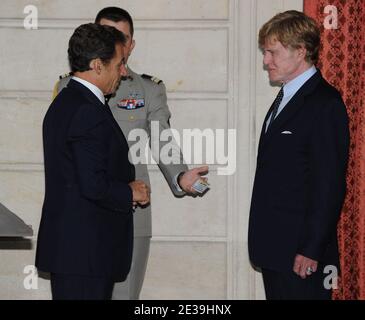Le réalisateur et acteur AMÉRICAIN Robert Redford reçoit la Légion d'Honneur du président français Nicolas Sarkozy à l'Elysée Palace de Paris, France, le 14 octobre 2010. Photo de Pierre Villard/Pool/ABACAPRESS.COM Banque D'Images