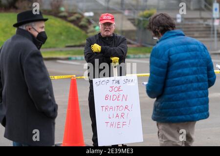 Olympia, États-Unis. 17 janvier 2021. Au milieu de la journée, l'un des rares manifestants au Capitole de l'État lors de la marche armée du Capitole qui refuse d'être réduite au silence. Très peu de manifestants se sont présentés au Capitole lors de l'appel national à des manifestations armées. Le gouverneur Jay Inglee a demandé à la Garde nationale de protéger le Capitole de l'État et les législateurs. La Garde et les Troopers d'État se préparent à la possibilité d'une manifestation de grande ampleur dans les jours précédant l'inauguration présidentielle. Crédit : James Anderson/Alay Live News Banque D'Images