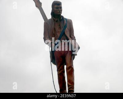 Photo du dossier datée du 8 septembre 2010 de la statue de Johnny Hallyday sculptée par l'artiste Pierre Bruot à Challes-les-eaux, Savoie, France. Dimanche soir le 17 octobre 2010, la statue de Johnny Hallyday a été vandalisée. Photo de Daniel Giry/ABACAPRESS.COM Banque D'Images