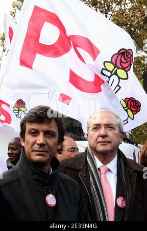 Le sénateur socialiste David Assouline et Jean-Paul Huchon protestent contre la réforme de la retraite à Paris, en France, le 19 octobre 2010. Les syndicats français ont organisé une journée nationale de grèves sur la réforme des retraites du gouvernement, qui comprend la tentative du président Nicolas Sarkozy de faire passer l'âge de la retraite de 60 à 62 ans. Photo de Stephane Lemouton/ABACAPRESS.COM Banque D'Images