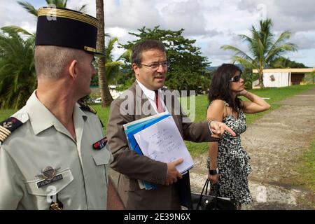 Martin Hirsch, Président de l'Agence du Service technique visite le RSMA (régiment du service militaire adapté) au Lamentin, Martinique, France le 19 octobre 2010. Il est accueilli par le colonel Pierre Enzelmeier, commandant du régiment (G). Photo Patrice Coppee/ABACAPRESS.COM Banque D'Images