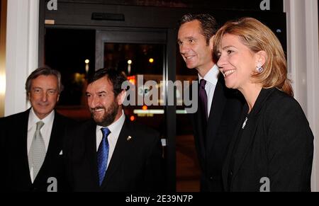 SpainÍs Infanta Cristina et son mari Inaki Urdangarin sont accueillis par l'ambassadeur d'Espagne Jorge Dezcallar de Mazarredo (à gauche) dans la salle de concert du Kennedy Center le 19 2010 octobre à Washington DC. (Photo: Infanta Cristina,Jorge Dezcallar de Mazarredo , Inaki Urdangarin ) photo par Olivier Douliery/ ABACAPRESS.COM Banque D'Images