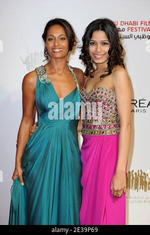 L'écrivain palestinien Rula Jebreal (L) et l'actrice indienne Freida Pinto arrivent pour la projection de 'Miral' au Festival d'Abu Dhabi, aux Émirats arabes Unis, le 21 octobre 2010. Photo par Ammar Abd Rabbo/ABACAPRESS.COM Banque D'Images