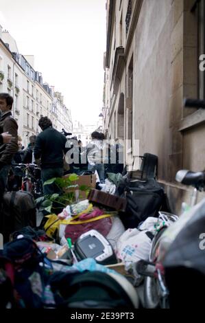 L'association Jeudi Noir ((Black Thursday: L'association française qui militent pour le droit d'avoir un lieu de vie) a occupé depuis la fin octobre 2009 un manoir XVII centuryês (où Madame de Sévigne est née et Isadora Duncan a vécu avec son amant) à Vossgesê place qui appartient à, l'héritière bancaire Beatrice Cottin, âgée de 87 ans. Ils sont expulsés ce matin par des politiques, alors que l'armistice des wintry a déjà commencé à Paris, en France, le 23 octobre 2010. Les squatters doivent avoir quitté leur place à 8:30. Les trottoirs sont arrosés de valises, la plupart d'entre eux dosenêt savent où ils vont dormir Banque D'Images