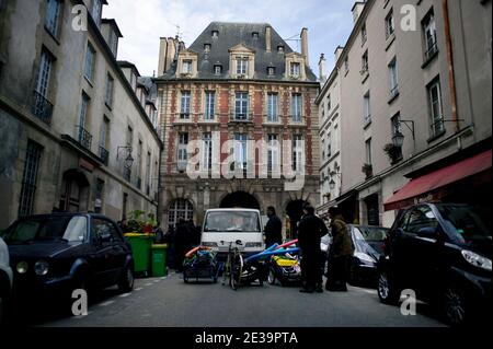 L'association Jeudi Noir ((Black Thursday: Association française qui militent pour le droit d'avoir un lieu de vie) a occupé depuis la fin octobre 2009 un manoir du XVII centurys (où Madame de Sévigne est née et Isadora Duncan a vécu avec son amant) à la place des Vosges qui appartiennent à la héritière bancaire Beatrice Cottin, âgée de 87 ans. Ils sont expulsés ce matin par des politiques, alors que l'armistice des wintry a déjà commencé à Paris, en France, le 23 octobre 2010. Les squatters doivent avoir quitté leur place à 8:30. Les trottoirs sont arrosés de valises, la plupart d'entre eux dolent savoir où ils vont dormir Banque D'Images