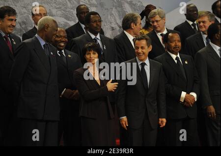 Le Secrétaire général de l'Organisation internationale de la Francophonie, Abdou Diouf, Président de la Suisse, Doris Leuthard, Président français Nicolas Sarkozy, Président camerounais Paul Biya, sont vus le deuxième jour du Sommet francophone de Montreux, Suisse, le 23 octobre 2010. Le Sommet a lieu du 22 octobre au 24 octobre à Montreux. Quelque 70 chefs d'Etat et 3,000 délégués participeront au sommet qui portera sur les questions de gouvernance mondiale et de démocratie, de développement durable et de diversité culturelle. Photo par Elodie Gregoire/ABACAPRESS.COM Banque D'Images