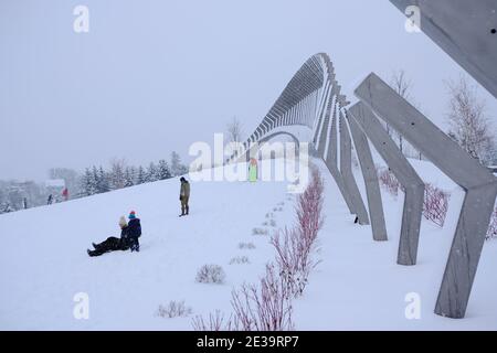 En descendant des hauteurs du stade jusqu'à la grande pelouse de Landsowne lors d'une journée hivernale enneigée à Ottawa, Ontario, Canada. Banque D'Images