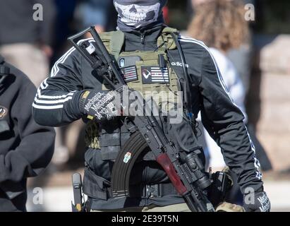 Austin, Texas, États-Unis, 17 janvier 2021 : des membres lourdement armés d'un groupe bénévole de milices texanes se réunissent au Capitole du Texas dans un spectacle de force qui a précédé l'inauguration du président Joe Biden mercredi. La plupart des hommes portant des armes ont plaidé en faveur de leur droit en vertu du deuxième amendement à la Constitution des États-Unis, pas nécessairement en faveur du président sortant Donald Trump. Crédit : Bob Daemmrich/Alay Live News Banque D'Images