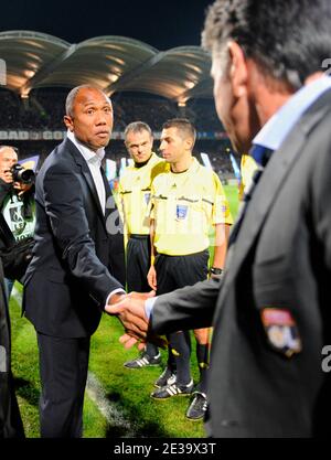 Fichier photo - Paris St Germain (PSG) le directeur sportif Leonardo a informé le directeur du club Antoine Kombouare qu'il avait été congédié, le lendemain de son départ en tête de la première division française - Antoine Kombouare du PSG et Claude Puel de Lyon pendant le match de football de la coupe de la Ligue française, Olympique Lyonnais contre Paris Saint Germain au stade Gerland de Lyon, France, le 27 octobre 2010. Photo d'Alain Grosclaude/ABACAPRESS.COM Banque D'Images