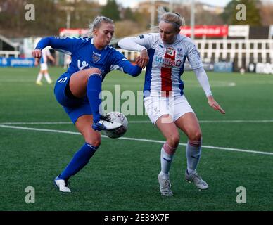 BROMLEY, ROYAUME-UNI JANUARY17 : L-R Bridget Galloway de Durham W.F.C et Annabel Johnson de Crystal Palace Women pendant le championnat FA des femmes entre Crystal Palace Women et Durham Women au stade Hayes Lane, Bromley, Royaume-Uni le 17 janvier 2021 crédit: Action Foto Sport/Alay Live News Banque D'Images