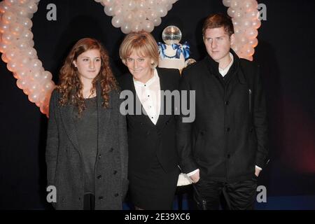 Nadine Morano avec sa fille et son fils assiste à la première du nouveau spectacle musical, 'mamma Mia', qui s'est tenu au Théâtre Mogador à Paris, en France, le 28 octobre 2010. Photo de Giancarlo Gorassini/ABACAPRESS.COM Banque D'Images