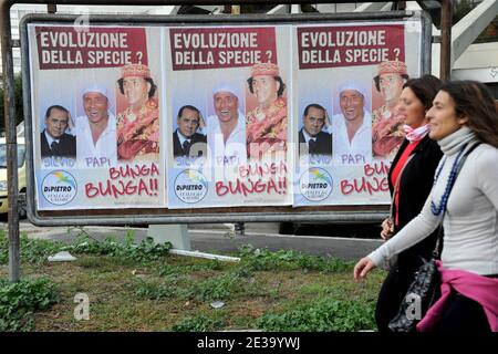 'Des centaines d'affiches montrant un ridicule Silvio Berlusconi envahissent à Rome, en Italie, le 30,2010 octobre. Writen : ' l'évolution de la race humaine: Silvio, Papi, Bunga Bunga'. Une nomination politique de haut niveau de Silvio Berlusconi a été tirée dans une enquête sur la prostitution impliquant un danseur du ventre marocain adolescent. Le Premier ministre Silvio Berlusconi a déclaré qu'il aimait la vie et les femmes et qu'il ne s'excuserait pas de s'être amusé après que de nouveaux rapports de jeunes femmes et de nouveaux partis aient été éclaboussés à la une. Les journaux italiens ont rapporté qu'une jeune marocaine de 17 ans, Karima El Mahrou Banque D'Images