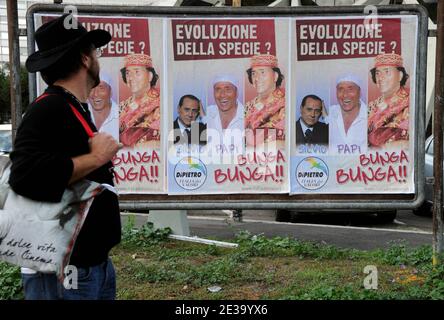 'Des centaines d'affiches montrant un ridicule Silvio Berlusconi envahissent à Rome, en Italie, le 30,2010 octobre. Writen : ' l'évolution de la race humaine: Silvio, Papi, Bunga Bunga'. Une nomination politique de haut niveau de Silvio Berlusconi a été tirée dans une enquête sur la prostitution impliquant un danseur du ventre marocain adolescent. Le Premier ministre Silvio Berlusconi a déclaré qu'il aimait la vie et les femmes et qu'il ne s'excuserait pas de s'être amusé après que de nouveaux rapports de jeunes femmes et de nouveaux partis aient été éclaboussés à la une. Les journaux italiens ont rapporté qu'une jeune marocaine de 17 ans, Karima El Mahrou Banque D'Images