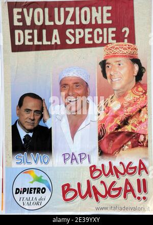 'Des centaines d'affiches montrant un ridicule Silvio Berlusconi envahissent à Rome, en Italie, le 30,2010 octobre. Writen : ' l'évolution de la race humaine: Silvio, Papi, Bunga Bunga'. Une nomination politique de haut niveau de Silvio Berlusconi a été tirée dans une enquête sur la prostitution impliquant un danseur du ventre marocain adolescent. Le Premier ministre Silvio Berlusconi a déclaré qu'il aimait la vie et les femmes et qu'il ne s'excuserait pas de s'être amusé après que de nouveaux rapports de jeunes femmes et de nouveaux partis aient été éclaboussés à la une. Les journaux italiens ont rapporté qu'une jeune marocaine de 17 ans, Karima El Mahrou Banque D'Images