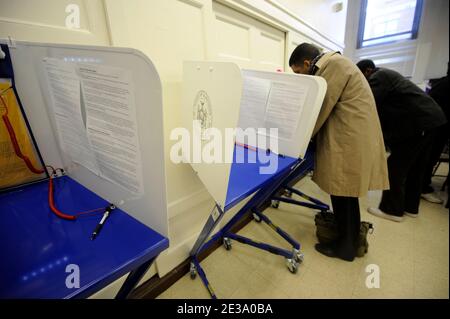 Les électeurs du 18e district de New York votent dans un bureau de vote du quartier de Lennox Hill lors des élections de mi-mandat aux États-Unis à New York, NY, États-Unis, le 2 novembre 2010, où une nouvelle Chambre des représentants et un tiers du Sénat seront élus. Les New-Yorkais ont l'occasion de sélectionner des candidats pour une gamme de bureaux, dont le gouverneur, le procureur général et le Congrès. Photo de Mehdi Taamalah/ABACAPRESS.COM Banque D'Images