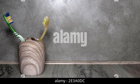 Les brosses à dents sont stockées dans un coffret en céramique, les brosses à dents dans la salle de bains. Banque D'Images