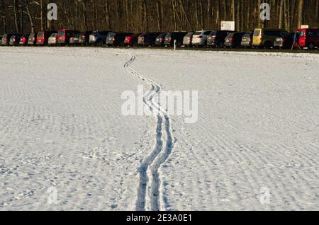 Haute-Franconie, Allemagne, 10.01.2021. Pistes de ski de fond dans la neige avec d'innombrables voitures en arrière-plan Banque D'Images