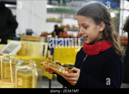Damas, Syrie. 17 janvier 2021. Une fille regarde un produit de miel dans une exposition présentant divers types de miel de fabrication locale et de l'équipement pour les fabricants de miel à Damas, Syrie, le 17 janvier 2021. Crédit: Ammar Safarjalani/Xinhua/Alamy Live News Banque D'Images
