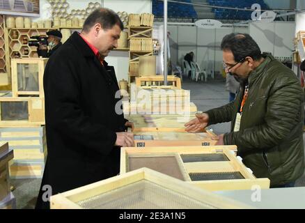 Damas, Syrie. 17 janvier 2021. Les gens assistent à une exposition présentant divers types de miel de fabrication locale et de matériel pour les fabricants de miel à Damas, Syrie, le 17 janvier 2021. Crédit: Ammar Safarjalani/Xinhua/Alamy Live News Banque D'Images