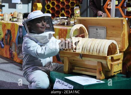 Damas, Syrie. 17 janvier 2021. Une femme participe à une exposition présentant divers types de miel de fabrication locale et de matériel pour les fabricants de miel à Damas, en Syrie, le 17 janvier 2021. Crédit: Ammar Safarjalani/Xinhua/Alamy Live News Banque D'Images