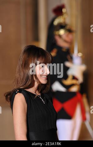 La première dame française Carla Bruni-Sarkozy est photographiée avant un dîner d'État à l'Elysée Palace, à Paris, en France, le 4 novembre 2010. Le président français Nicolas Sarkozy et la première dame Carla Bruni-Sarkozy reçoivent le président chinois Hu Jintao et la première dame chinoise Liu Yongqing avant un dîner d'État à l'Elysée. Photo de Thierry Orban/ABACAPRESS.COM Banque D'Images