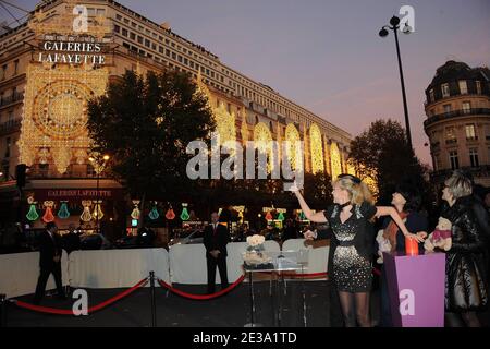 Arielle Dombasle et Tina Kieffer assistaient aux lumières de la « Afficher Chaud Noel » aux Galeries Lafayette à Paris, en France, le 4 novembre 2010. Photo de Nicolas Briquet/ABACAPRESS.COM Banque D'Images