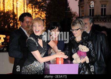 Arielle Dombasle et Tina Kieffer assistaient aux lumières de la « Afficher Chaud Noel » aux Galeries Lafayette à Paris, en France, le 4 novembre 2010. Photo de Nicolas Briquet/ABACAPRESS.COM Banque D'Images
