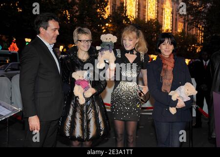 Arielle Dombasle et Tina Kieffer assistaient aux lumières de la « Afficher Chaud Noel » aux Galeries Lafayette à Paris, en France, le 4 novembre 2010. Photo de Nicolas Briquet/ABACAPRESS.COM Banque D'Images