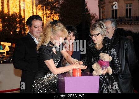 Arielle Dombasle et Tina Kieffer assistaient aux lumières de la « Afficher Chaud Noel » aux Galeries Lafayette à Paris, en France, le 4 novembre 2010. Photo de Nicolas Briquet/ABACAPRESS.COM Banque D'Images