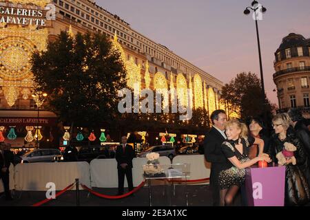Arielle Dombasle et Tina Kieffer assistaient aux lumières de la « Afficher Chaud Noel » aux Galeries Lafayette à Paris, en France, le 4 novembre 2010. Photo de Nicolas Briquet/ABACAPRESS.COM Banque D'Images