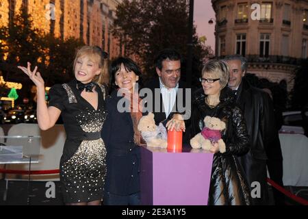 Arielle Dombasle et Tina Kieffer assistaient aux lumières de la « Afficher Chaud Noel » aux Galeries Lafayette à Paris, en France, le 4 novembre 2010. Photo de Nicolas Briquet/ABACAPRESS.COM Banque D'Images
