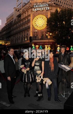 Arielle Dombasle et Tina Kieffer assistaient aux lumières de la « Afficher Chaud Noel » aux Galeries Lafayette à Paris, en France, le 4 novembre 2010. Photo de Nicolas Briquet/ABACAPRESS.COM Banque D'Images