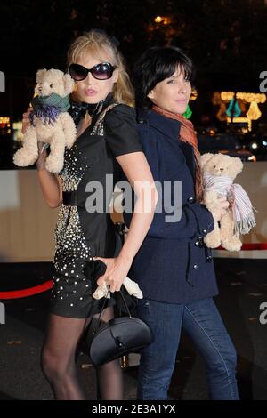 Arielle Dombasle et Tina Kieffer assistaient aux lumières de la « Afficher Chaud Noel » aux Galeries Lafayette à Paris, en France, le 4 novembre 2010. Photo de Nicolas Briquet/ABACAPRESS.COM Banque D'Images
