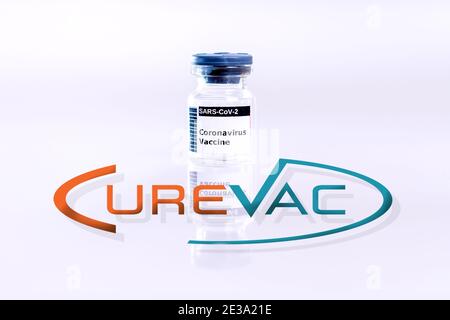 Valence, Espagne - 17 janvier 2021 : le nouveau vaccin coronavirus de CureVac est approuvé, logo avec flacon de vaccin. Banque D'Images