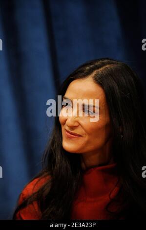 L'actrice AMÉRICAINE Demi Moore s'adresse à une conférence de presse avant le lancement d'un fonds des Nations Unies destiné à lutter contre la traite des êtres humains au siège des Nations Unies à New York, le 4 novembre 2010. LES acteurs AMÉRICAINS Demi Moore et son mari Ashton Kutcher ont lancé le Fonds de contributions volontaires des Nations Unies pour les victimes de la traite des personnes, en particulier des femmes et des enfants, dans le cadre de l'Office des Nations Unies contre la drogue et le crime (ONUDC), qui vise à fournir une aide humanitaire, juridique et financière aux victimes de la traite des êtres humains. Photo de Mehdi Taamallah/ABACAPRESS.COM Banque D'Images