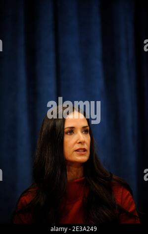 L'actrice AMÉRICAINE Demi Moore s'adresse à une conférence de presse avant le lancement d'un fonds des Nations Unies destiné à lutter contre la traite des êtres humains au siège des Nations Unies à New York, le 4 novembre 2010. LES acteurs AMÉRICAINS Demi Moore et son mari Ashton Kutcher ont lancé le Fonds de contributions volontaires des Nations Unies pour les victimes de la traite des personnes, en particulier des femmes et des enfants, dans le cadre de l'Office des Nations Unies contre la drogue et le crime (ONUDC), qui vise à fournir une aide humanitaire, juridique et financière aux victimes de la traite des êtres humains. Photo de Mehdi Taamallah/ABACAPRESS.COM Banque D'Images